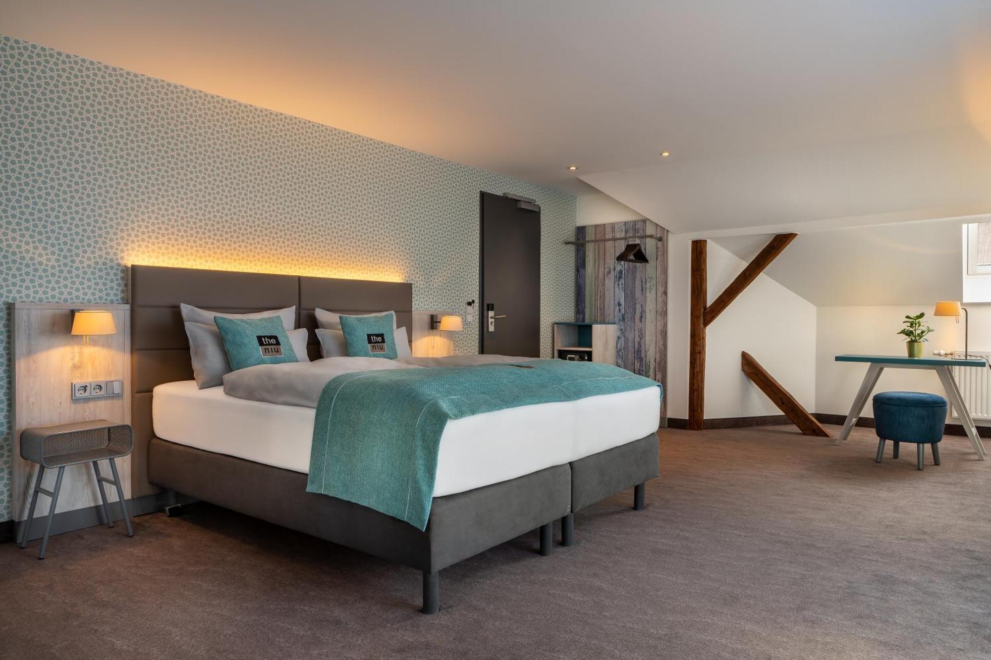 Hotel H+